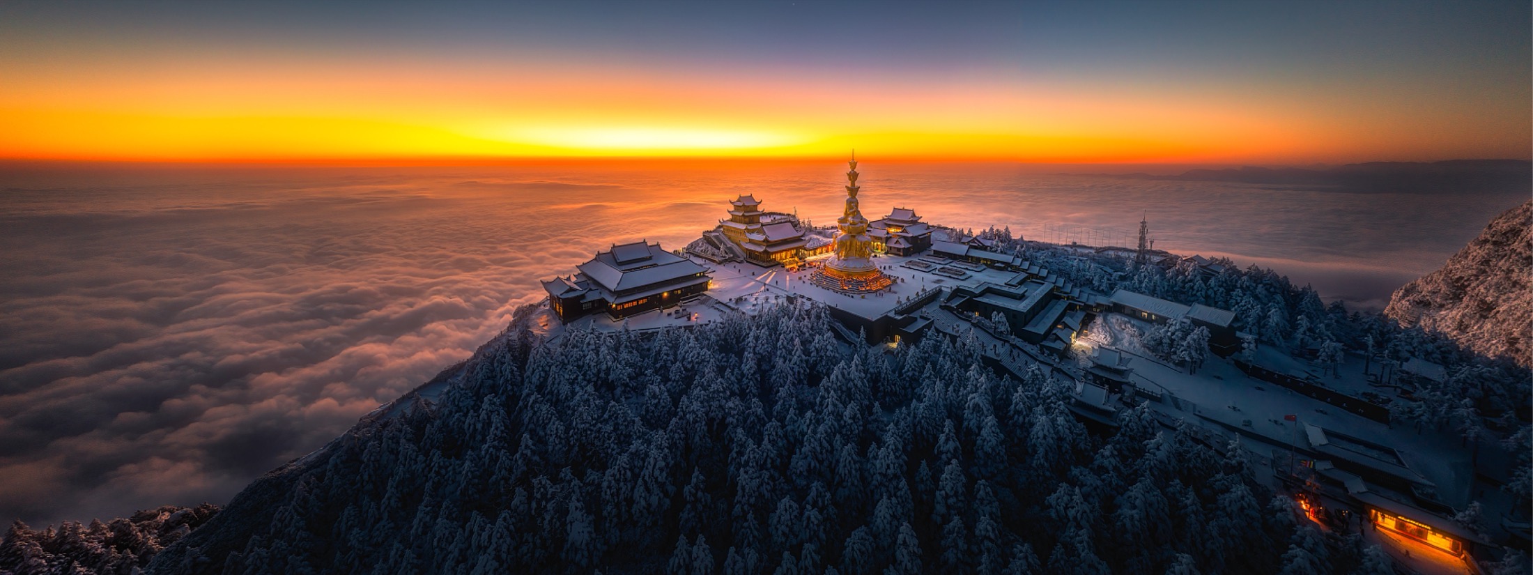 云海日出中的峨眉山金顶